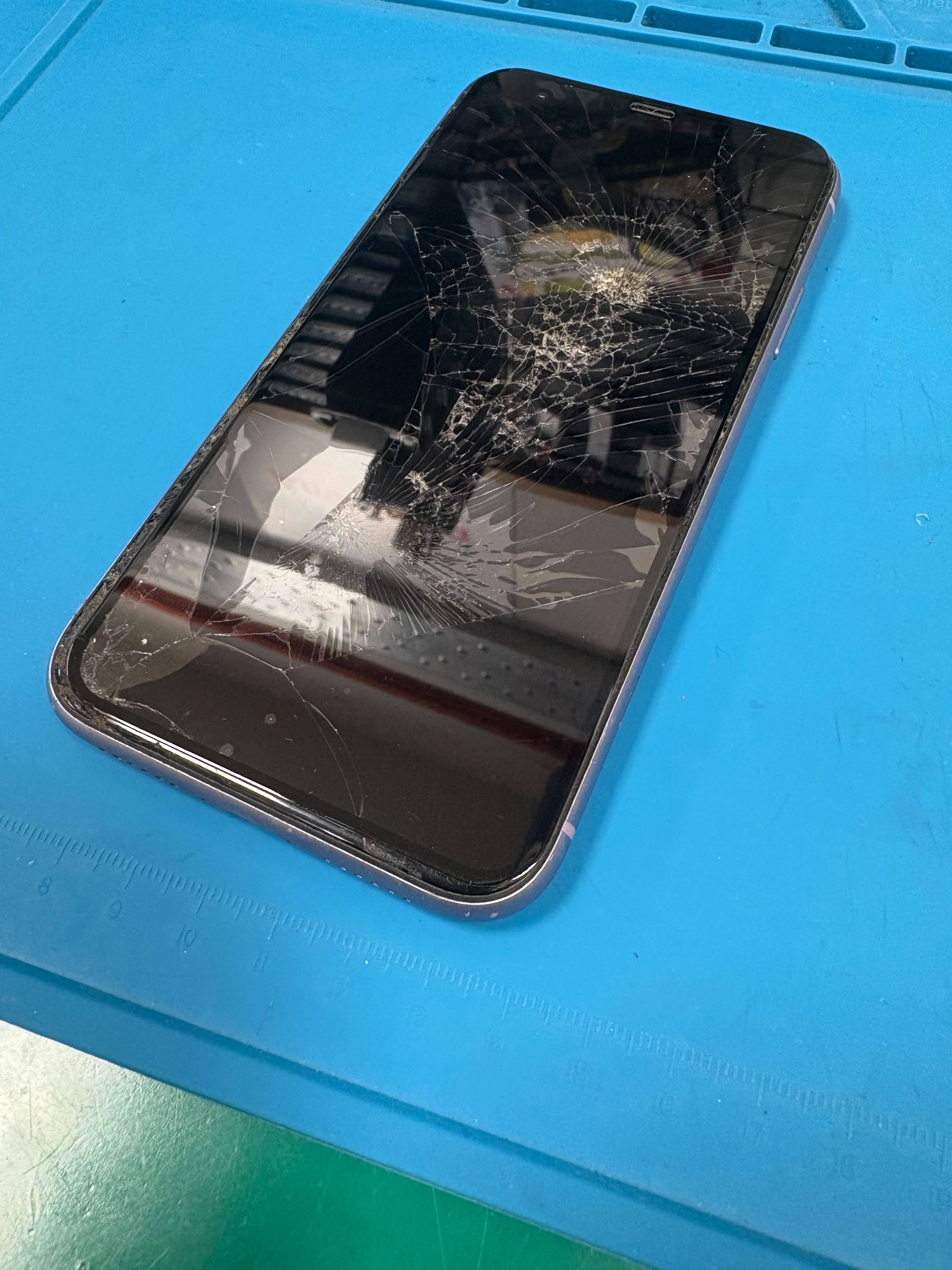 豊川市】iPhone11の画面割れ・液晶真っ暗の修理｜画面交換で無事